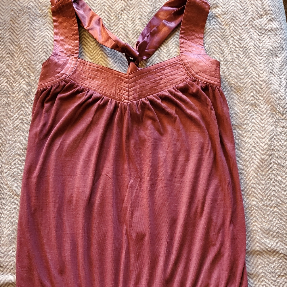 Cute dress top with back bow.